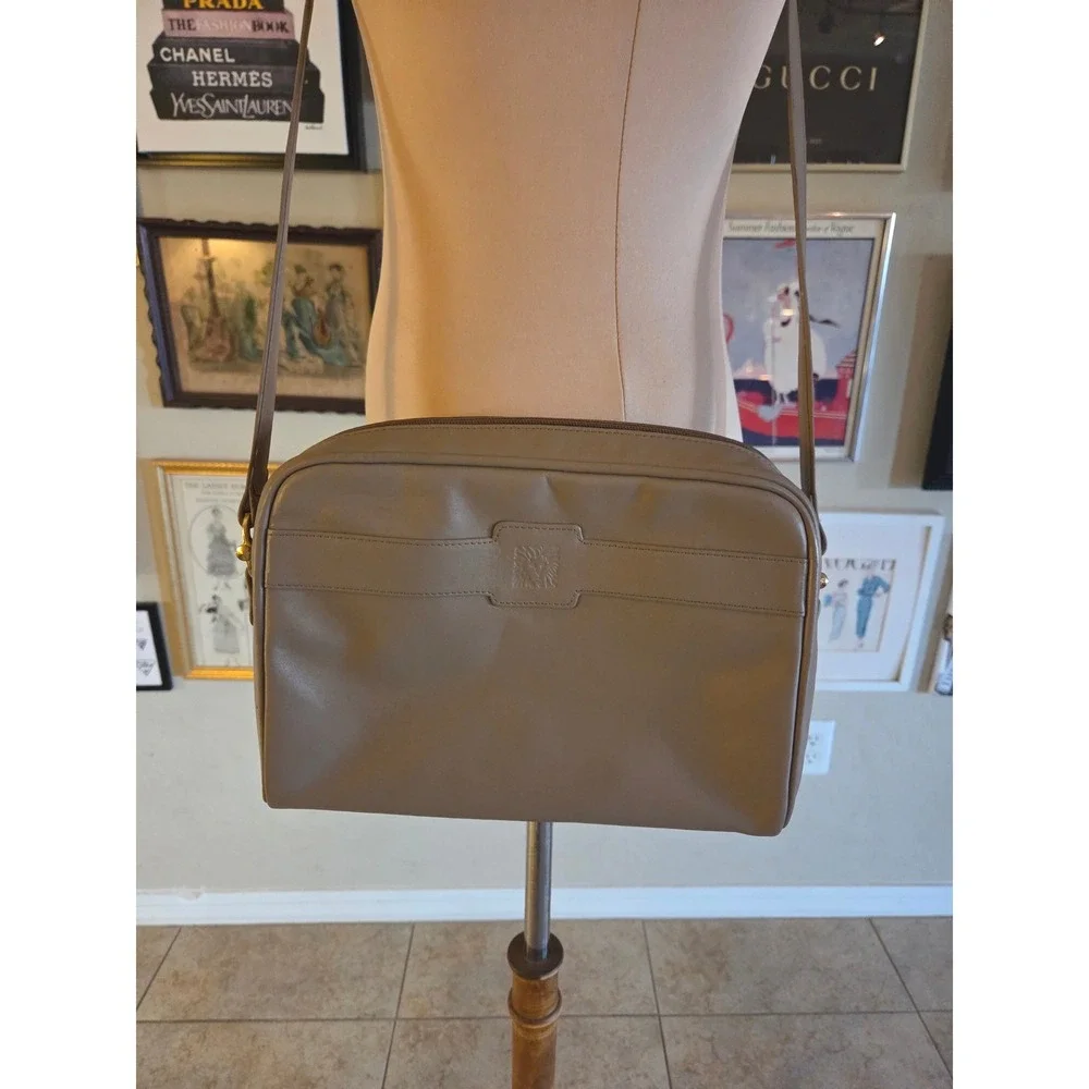 Anne Klein by Calderon 1970s Taupe Leather Crossbody Bag Lion Logo Deadstock